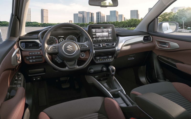 Interior y dimensiones Vagoneta Suzuki Fronx Híbrida